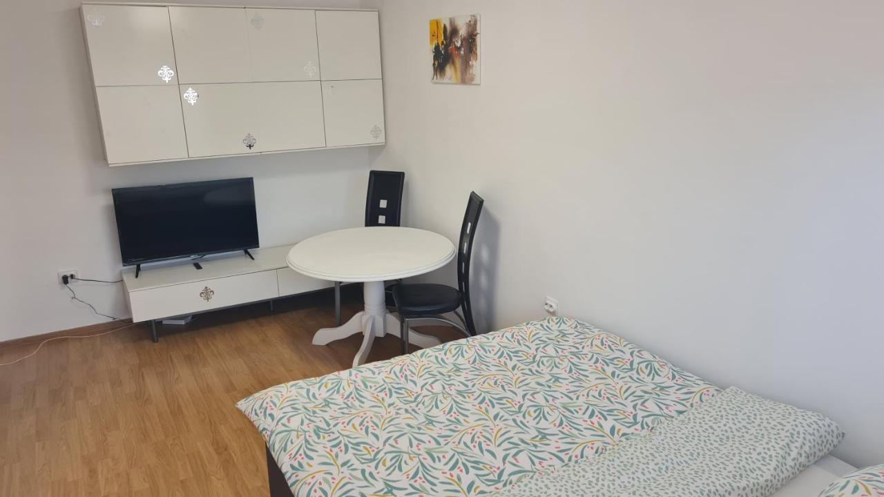 Studio Chic Symphony Parcare Privata Arad Esterno foto